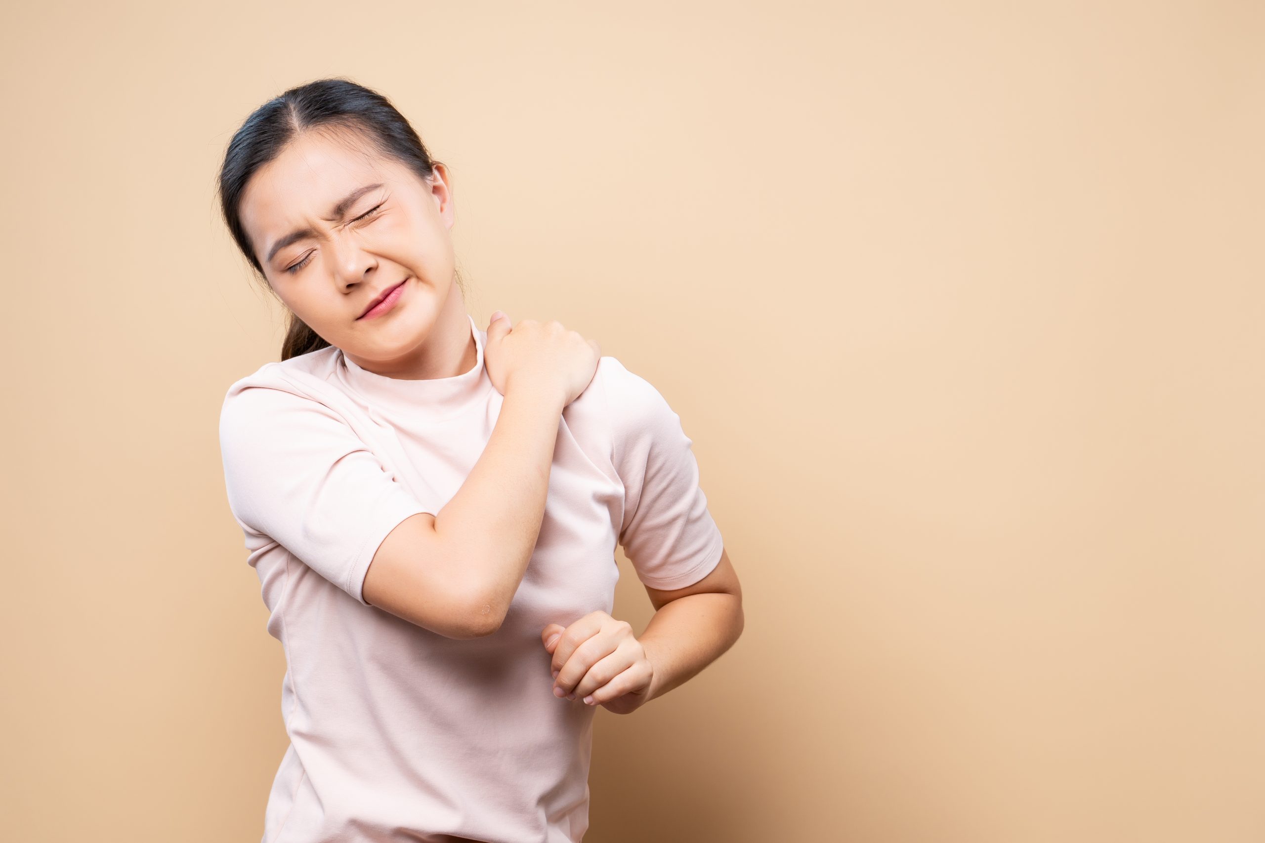 女性因旋轉肌腱撕裂造成肩膀疼痛,手臂抬起時無力