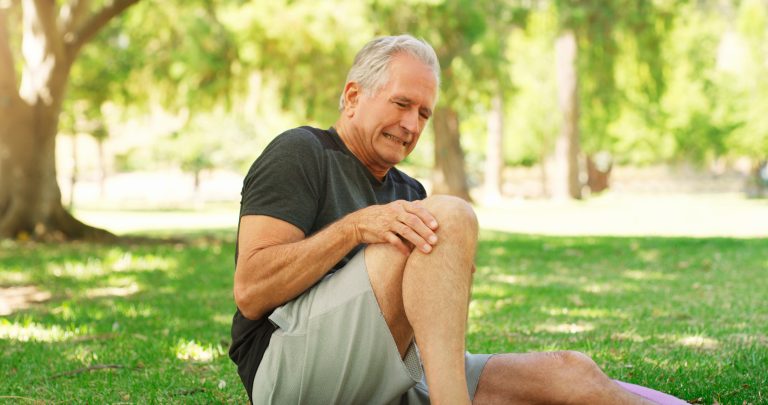 55 歲的陳先生退休後熱愛登山與慢跑。 幾年前,他的膝蓋開始出現隱隱作痛,尤其上下樓梯或早上起床時僵硬難動。