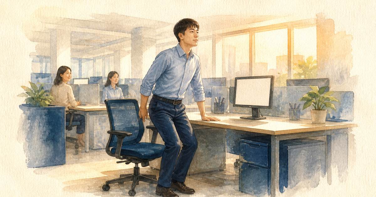 護腰示意圖:辦公室裡上班族從椅子起身時單手撐著桌面、腰背打直